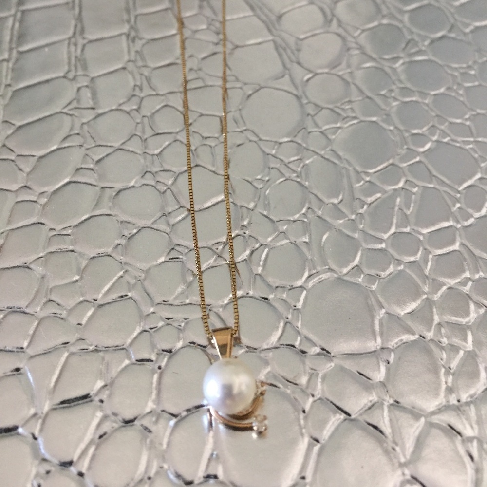 PEARL PENDANT WITH GOLD CHAIN NECKLACE COSTUME NEVER WORN SIMPLE AND ELEGANT